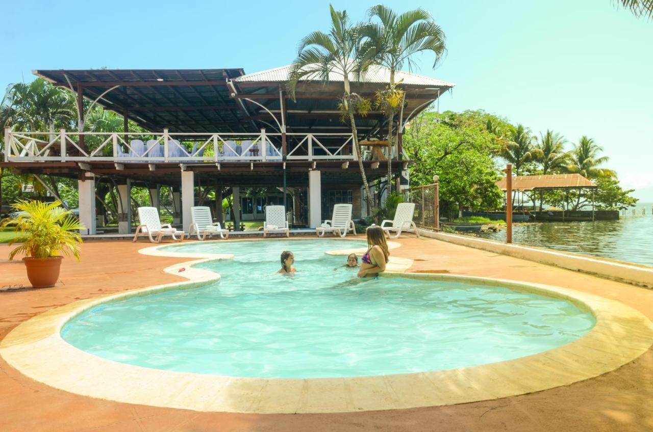 Chalet Castillo El Estor Exterior photo